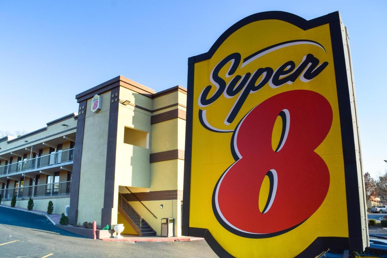 Мотель Super 8 Downtown Роли Экстерьер фото